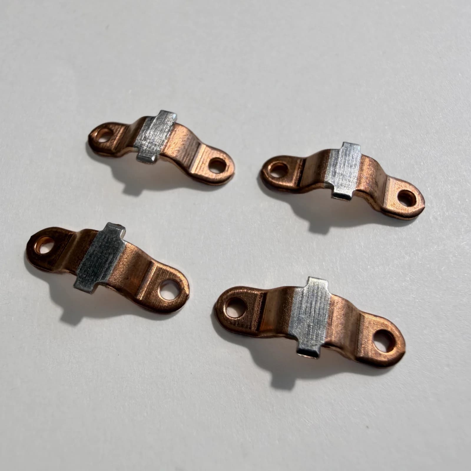 Local-plated contact pieces arranged on a light neutral surface.