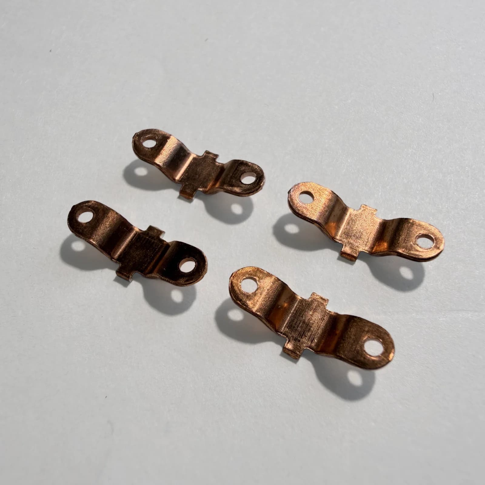 Ảnh sản phẩm: Đặc điểm của chi tiết tạo hình. Xác định lỗ, phần tạo hình và bề mặt hoặc mép quan trọng khi lắp ráp.